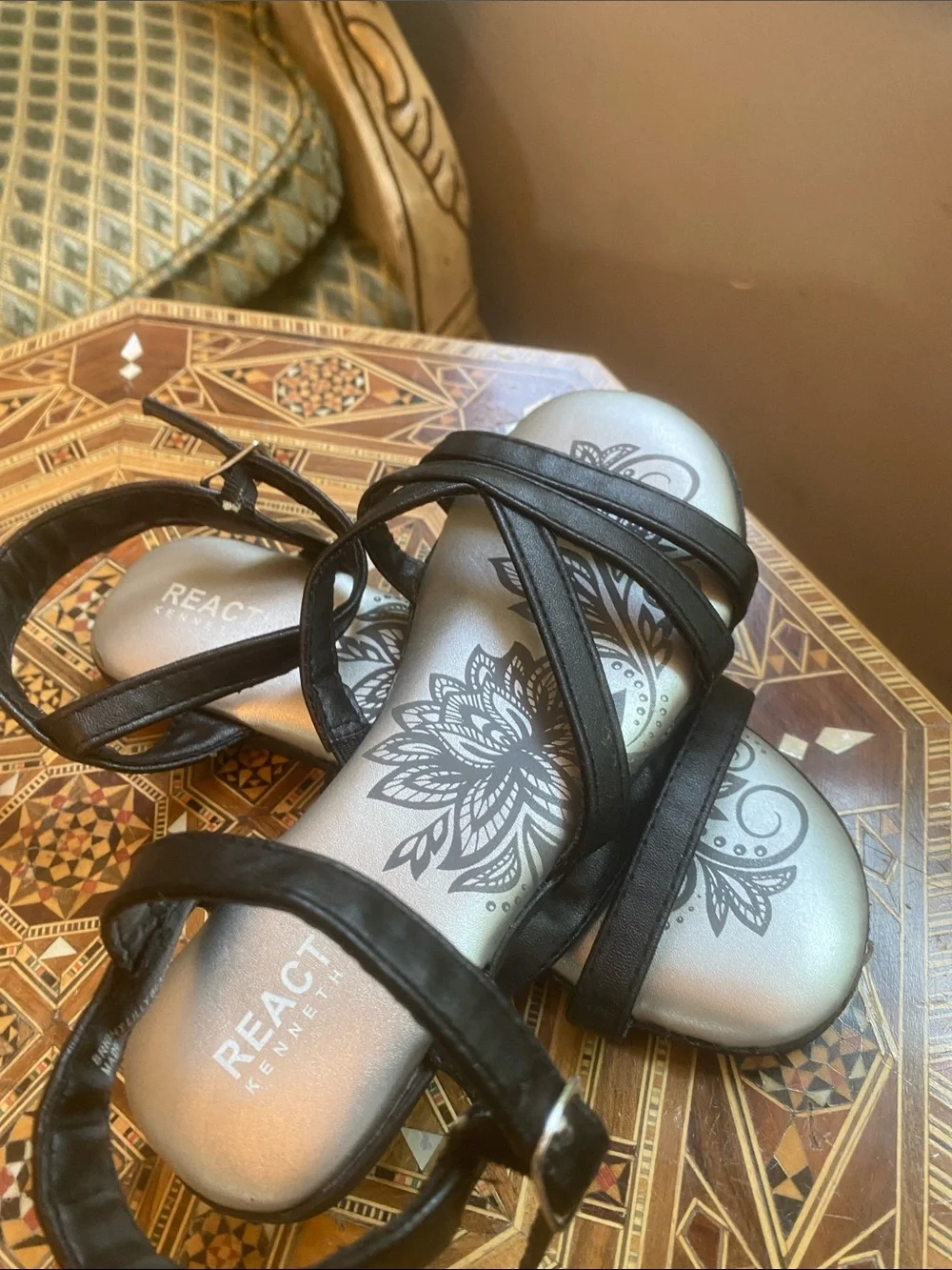 Reaction Kenneth Cole Black Strappy Sandals with Floral Insole